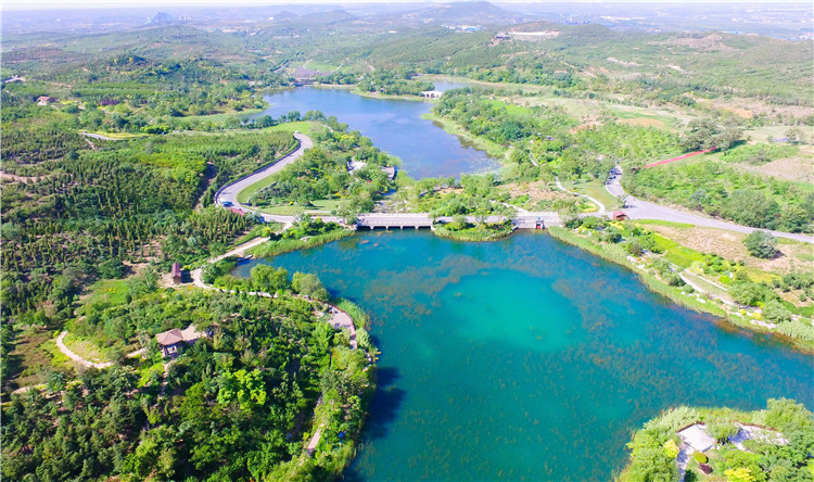 河北邯郸:废弃矿山变身生态公园